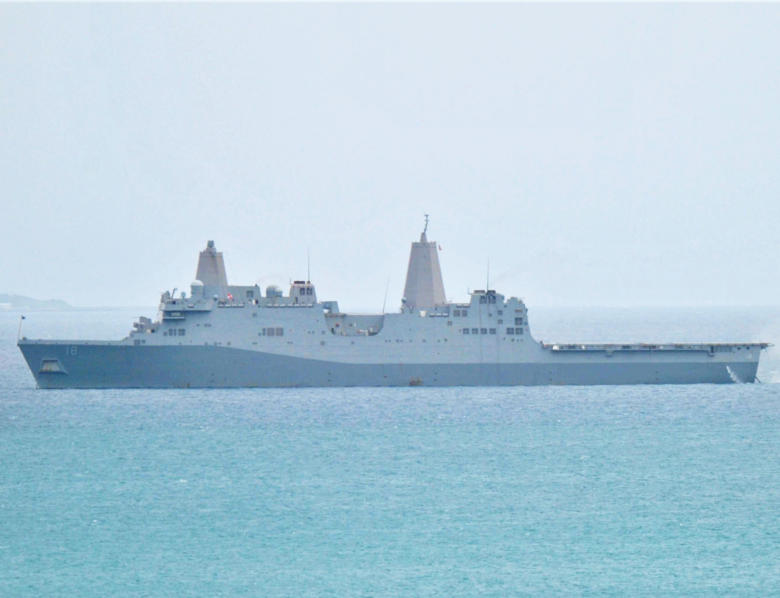 陸 海軍 専用 ラシュモア (ドック型揚陸艦) - Wikipedia