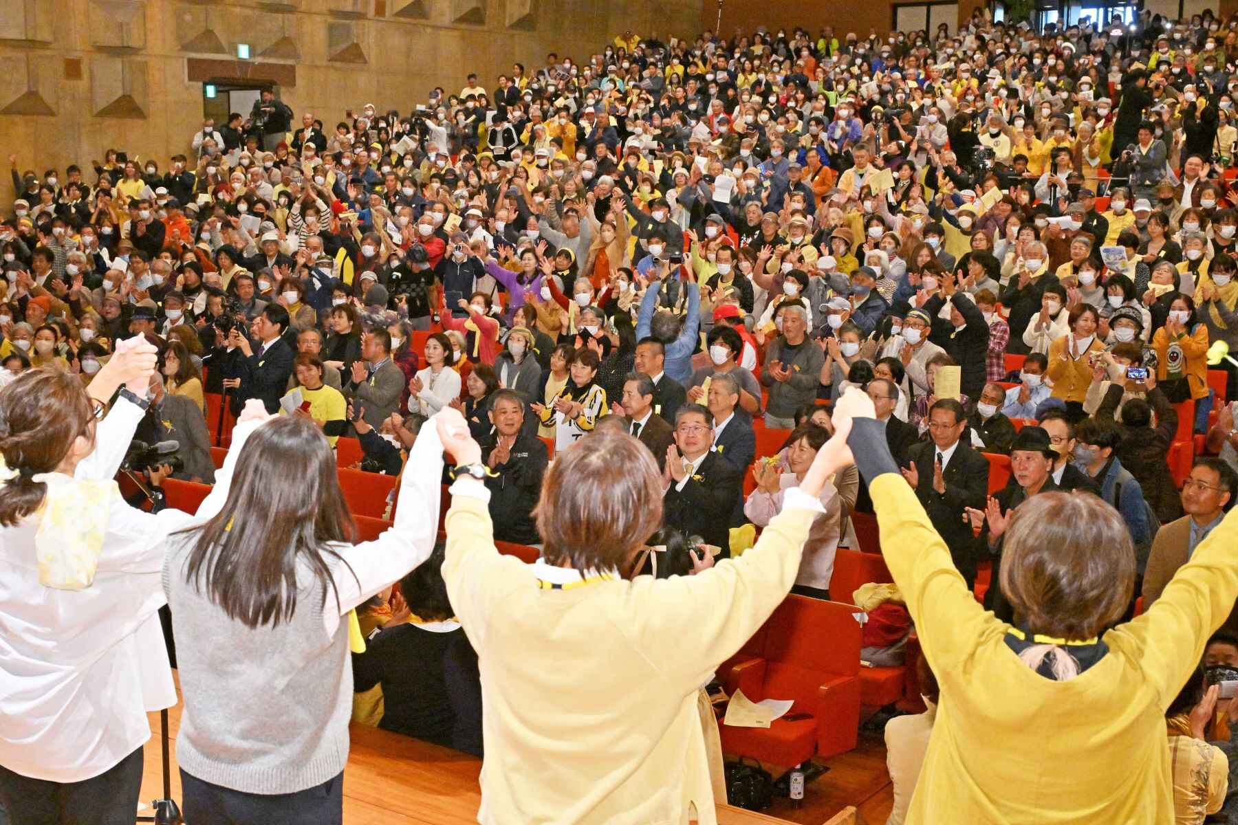 集団　性的暴行 